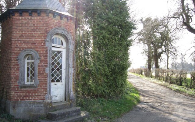 Modern Holiday Home in Gembloux with Meadows Nearby