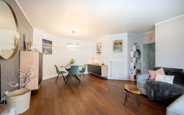 Stylish Open 1BR Apt in Cents w Balcony