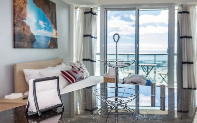 Panoramic Lakeview in a Luxury Downtown Oasis