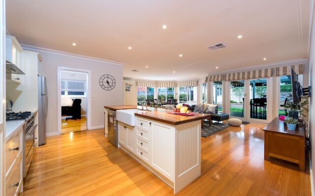 Lovely 5BR house walk to train and shops