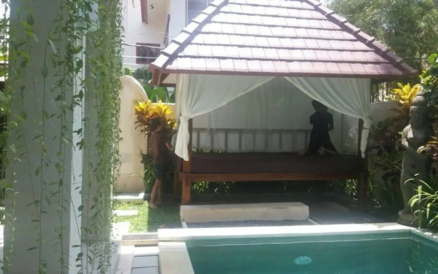 Huge Two Storey 4 Bed 4 Bath Villa With Pool Right in the Heart of Seminyak – Outside – Kuta