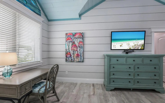 Snook Lookout - 211 Oak Ave