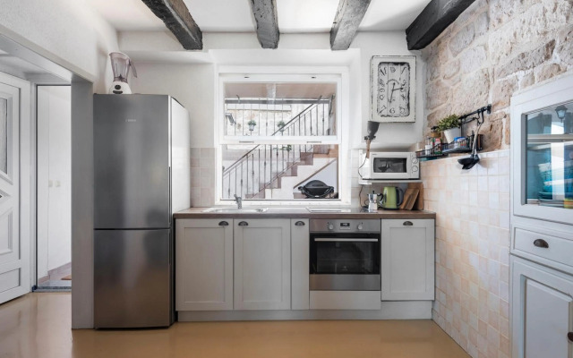 Hanna Cozy Old Stone House