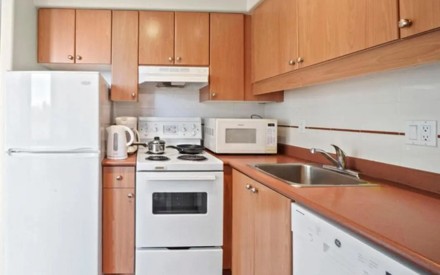 1BD+Den condo, with free parking in Downtown!