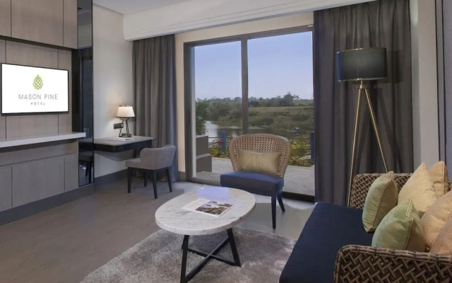 Mason Pine Hotel