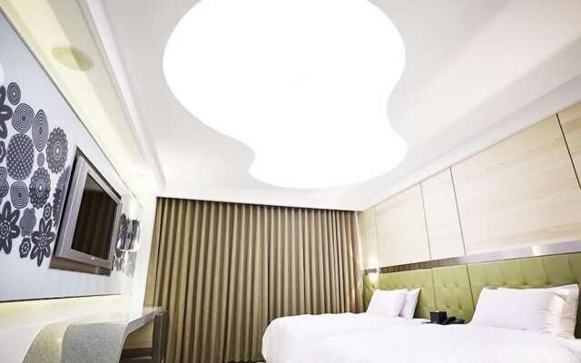 Royal Group Hotel Ho Yi Branch
