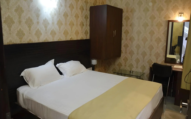 OYO Rooms Mall Road Cantonment