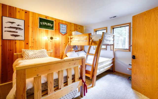 5 Mi to Donner Lake: Cabin w/ Deck + Pool Access!