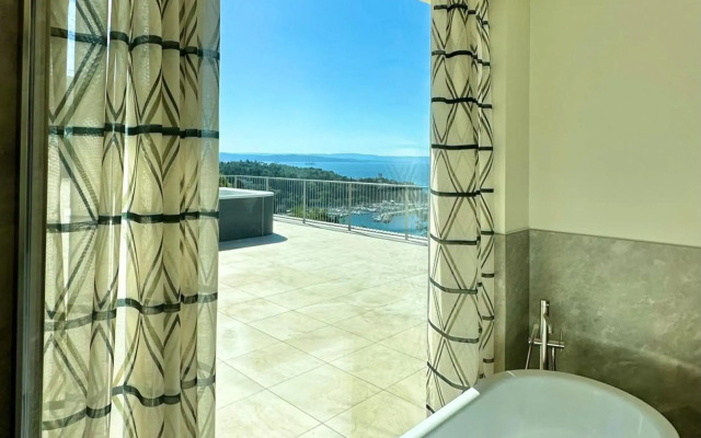 Maximilian Suites