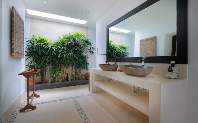 Elegant Private Villa, 3 BR, Seminyak With Staff