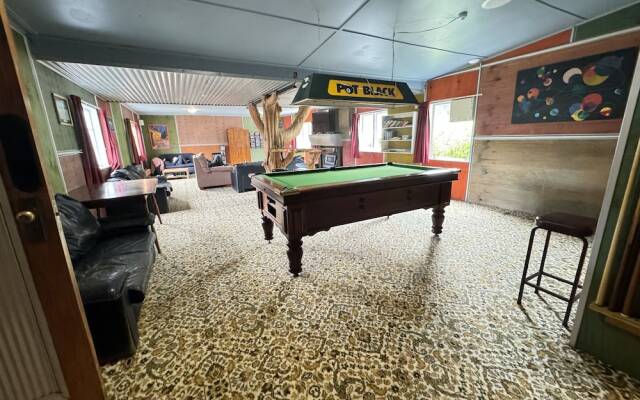The Crossing Lodge and Backpackers