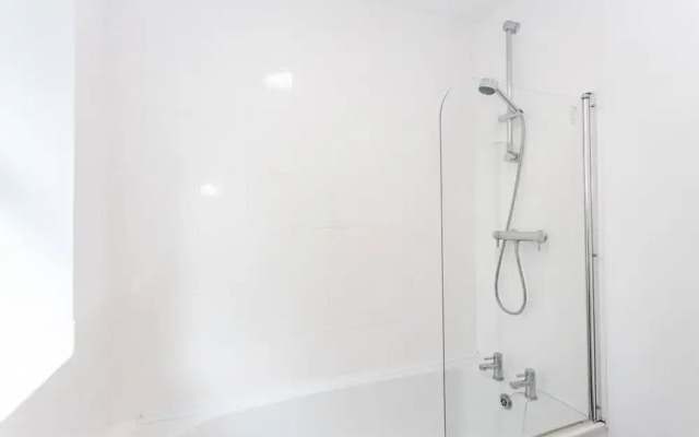 Lovely One-bedroom Serviced Apartment in Eccles