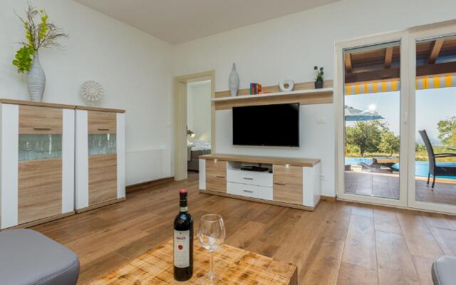 Sea-view Villa in Kaštelir with Private Pool, Terrace
