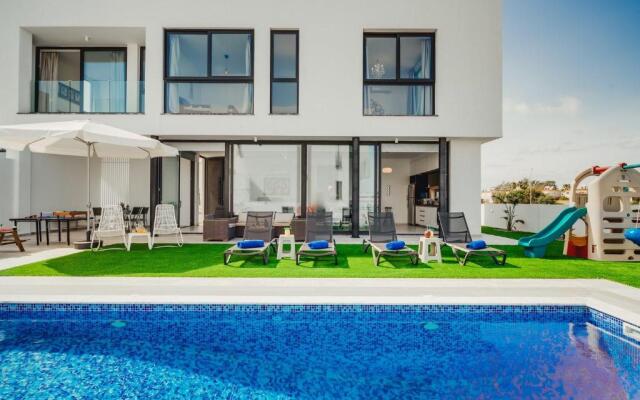 SunnyVillas 4BR New Villa Private Pool in Pernera