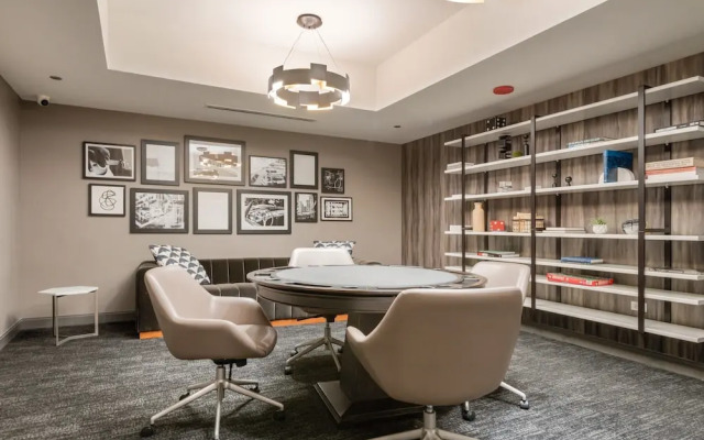 Downtown Charm 2BR Comfort Great Amenities