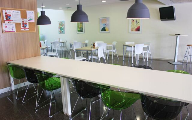 Albergue Residencia Universitaria Resa Los Abedules - Campus Accomodation