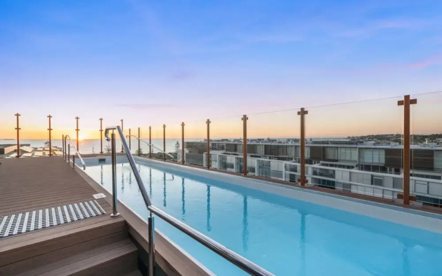 Coastal Apartment With Rooftop Pool