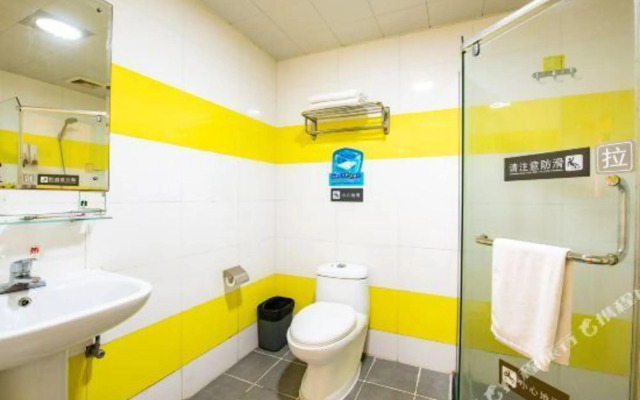 Yiyi Chain Hotel (Foshan Sanshui Plaza Branch)