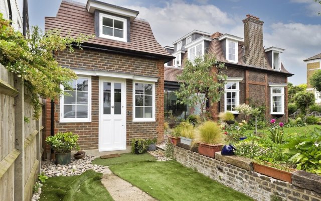 Charming Home With Patio Close to Wimbledon Park by Underthedoormat