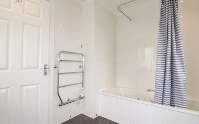 6 Trelawney Court