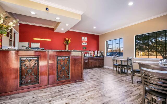 Econo Lodge And Suites