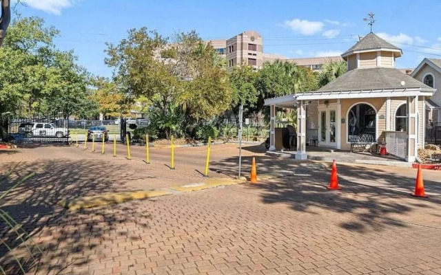 Upscale 1BR Condo in Med Center