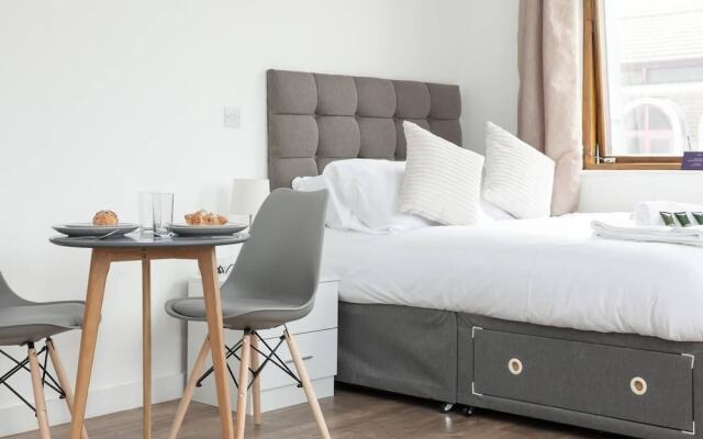 Spacious And Elegant City Centre Studio!