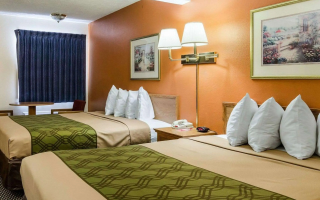 Econo Lodge Lawrence near University