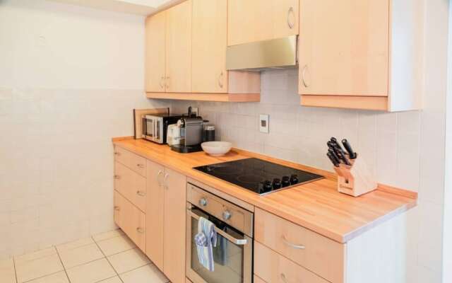 Spacious Family Condo In Swansea, Toronto