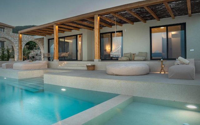 SUOLO di GIOIA Villa with magnificent sea view and infinity pool 18*4m