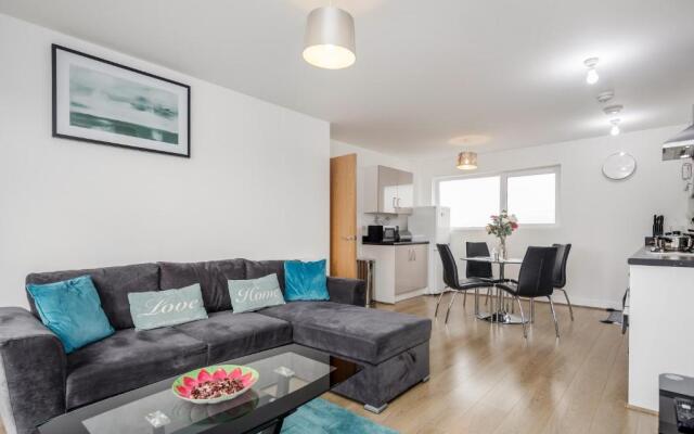 Impeccable 2-bed Apartment in Romford