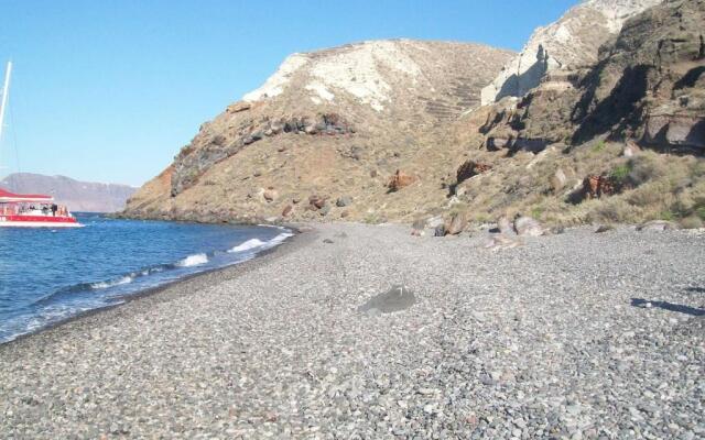 Agrilia secluded cave house