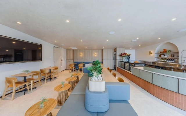 Aerotel Sydney - Inside International Terminal Airport