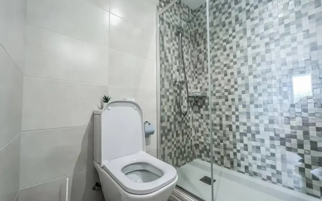Modern Two Bedroom Apartment With Pool