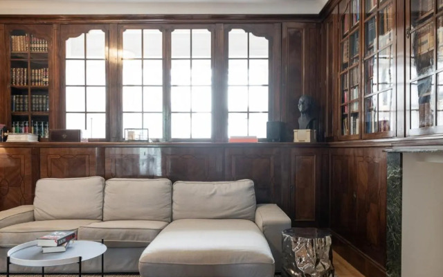 2200SQFT Luxury Apartment in City Center