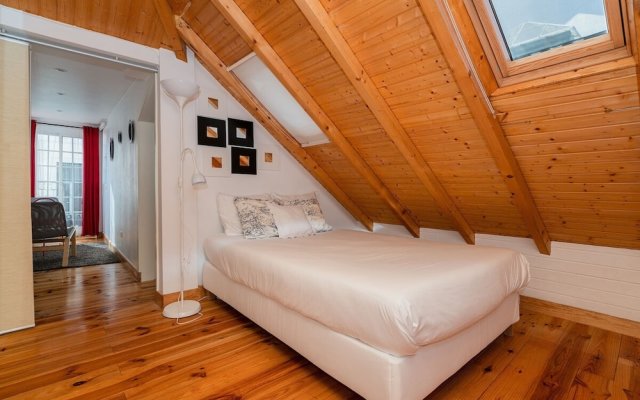 Attic Apartment With Balcony in Bairro Alto