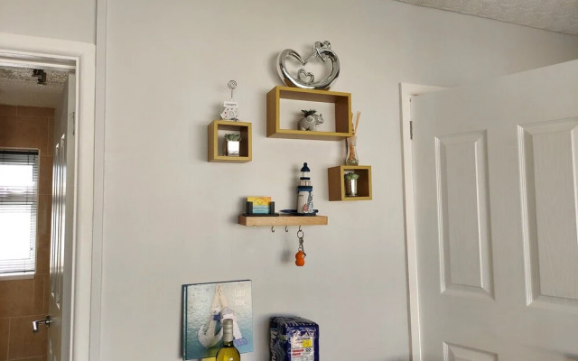 1st Floor Hillview 2 Bedroomed Central Location