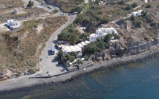 Akrotiri Hotel