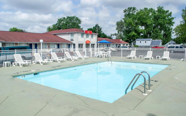 Econo Lodge Inn & Suites Sandusky South