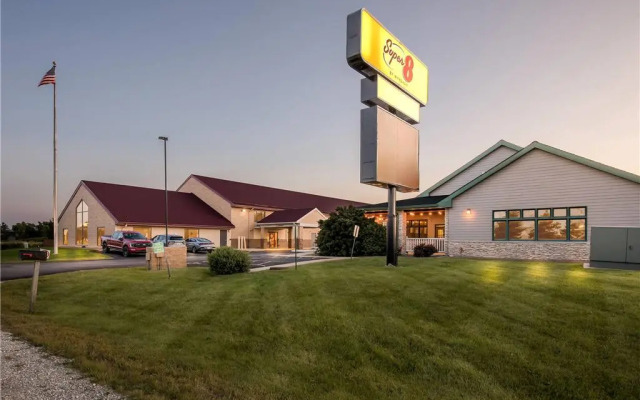Super 8 by Wyndham Sturtevant/Racine