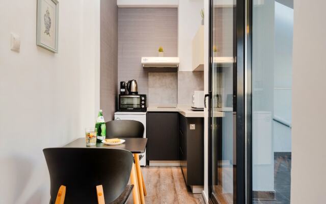 Sanders Home Suites - Cheerful Downtown Studio