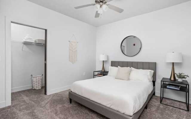 CozySuites Stunning 4BR near WholeFoods