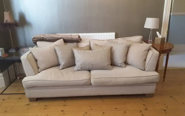 Period Home - Charming Features - 1 Mile From Hoe