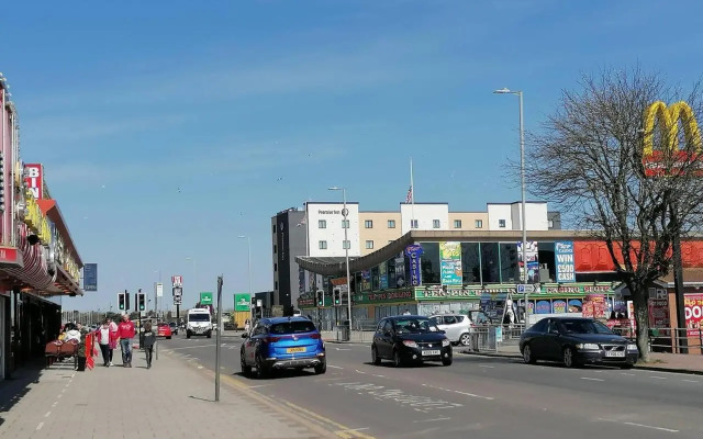 Beach Apartment - Sleeps 4, Garden & Parking