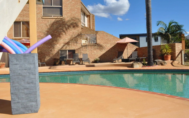 Black Dolphin Motel & Apartments