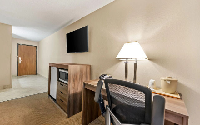Super 8 by Wyndham Elgin