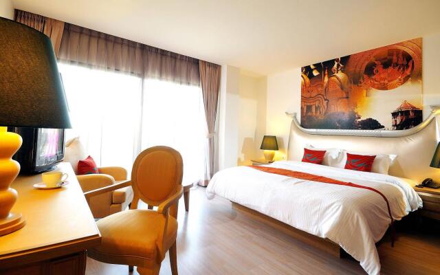 The StandardX Bangkok Phra Arthit