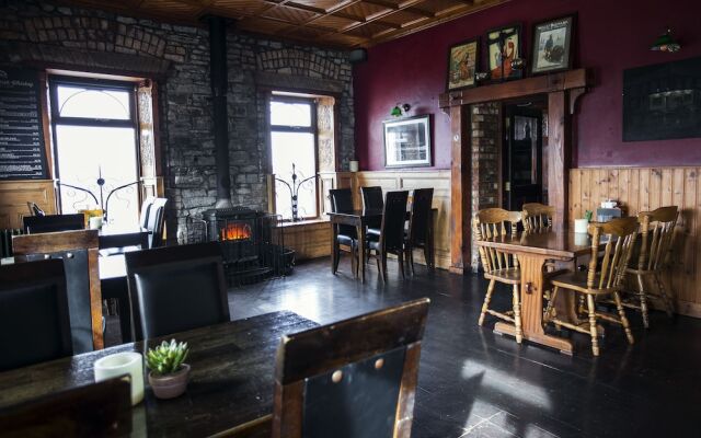 Maddens Bridge Bar, Restaurant & Guesthouse