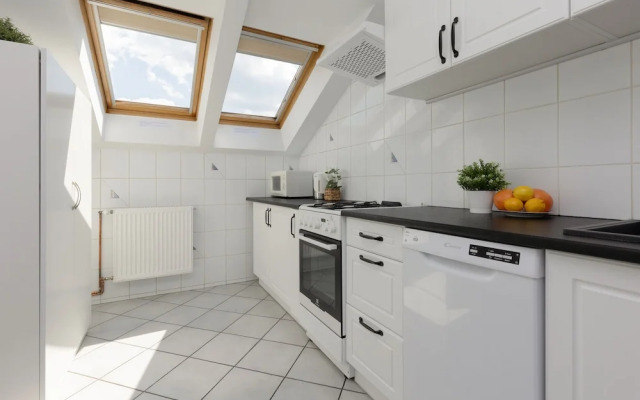 Spacious 3 Bedroom Apartment by Renters