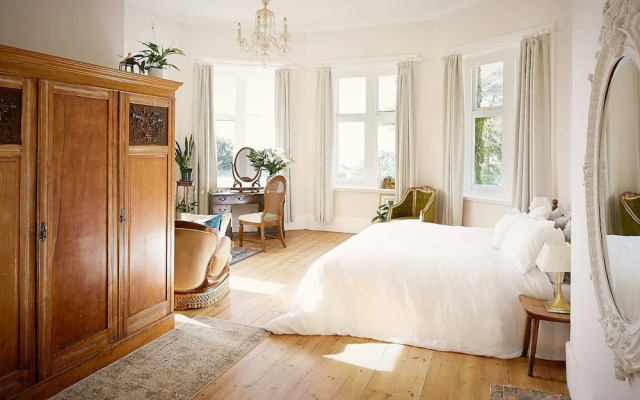 Captivating 6-bed Manor House in Totland Bay